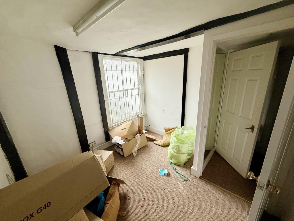 Lot: 36 - VACANT UPPER PARTS WITH POTENTIAL FOR CONVERSION - First floor room to rear